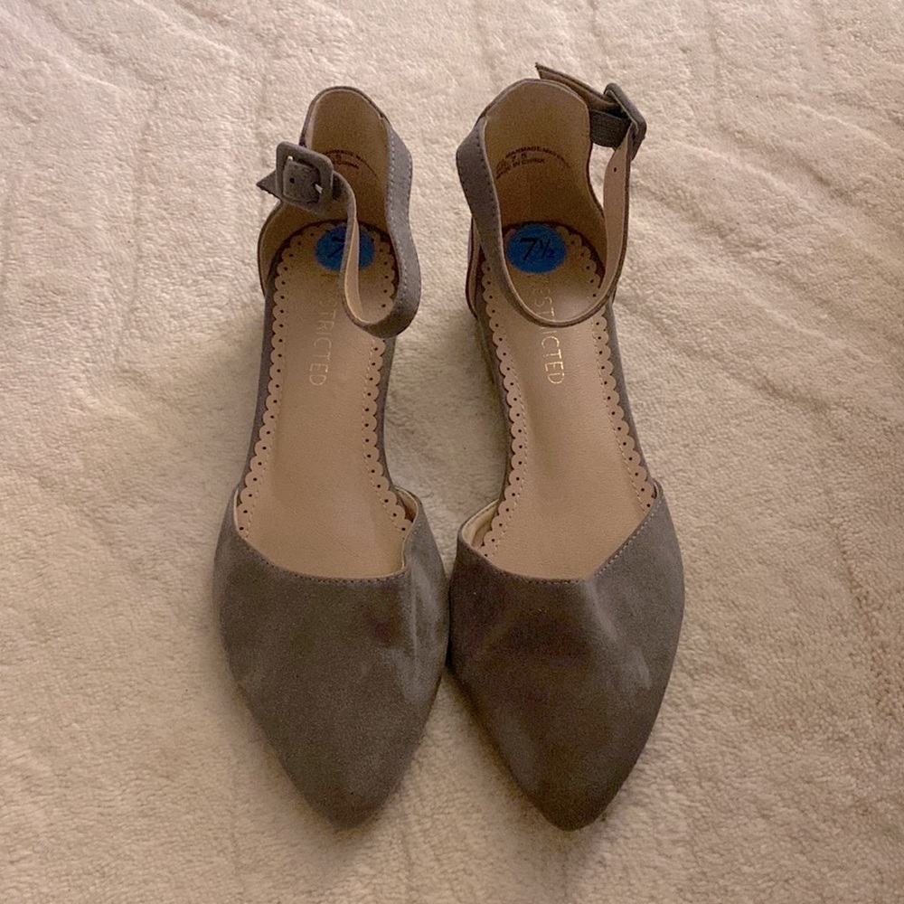 Restricted point sandals